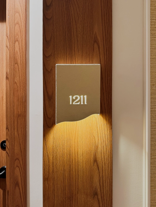 Diseño de placas para habitaciones con texturas orgánicas efecto piedra, proyecto de señalética Hotel Sarena de Muro