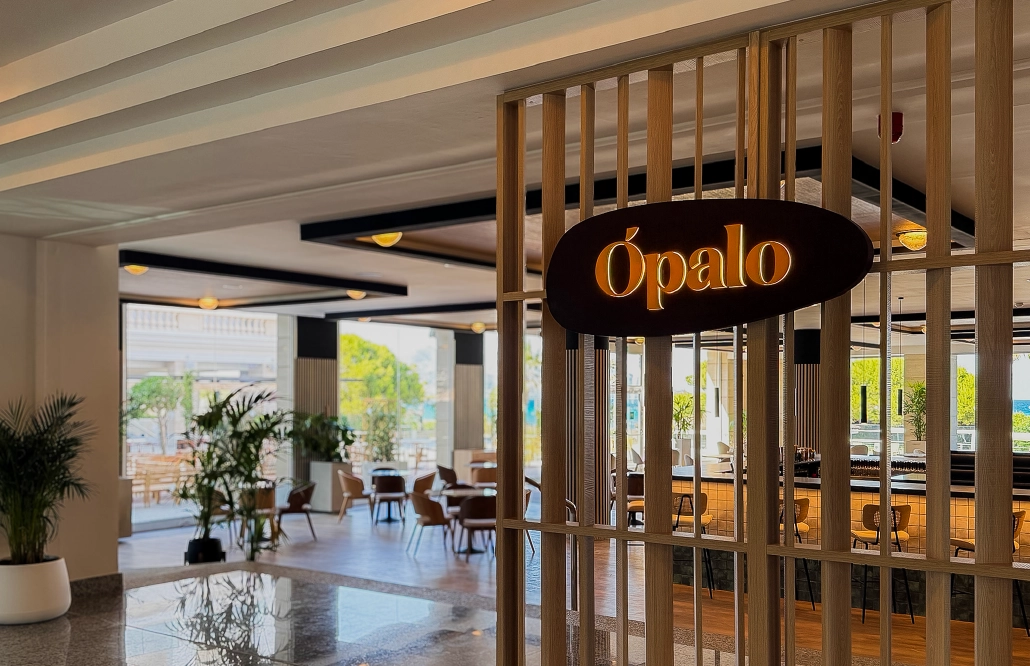 Rótulo corpóreo con letras retroiluminadas para restaurante Ópalo, integración de marca y señalética para hoteles