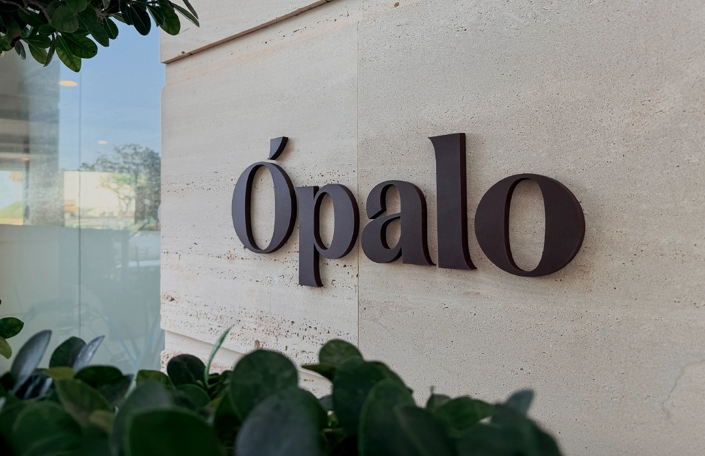 Rótulo corpóreo para restaurante Ópalo, integración de marca y señalética para hoteles