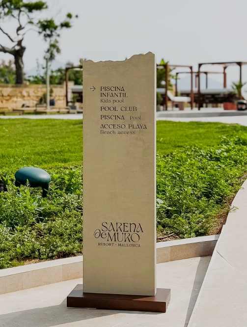 Tótem exterior de diseño con efecto piedra, parte de la señalética para Hotel Sarena de Muro Mallorca