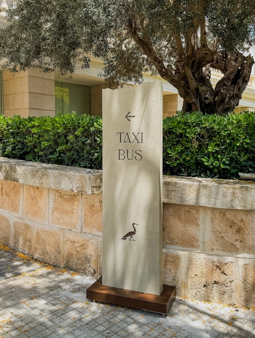 Tótem informativo exterior con acabado efecto acero corten y textura efecto piedra para el Hotel Sarena de Muro Mallorca